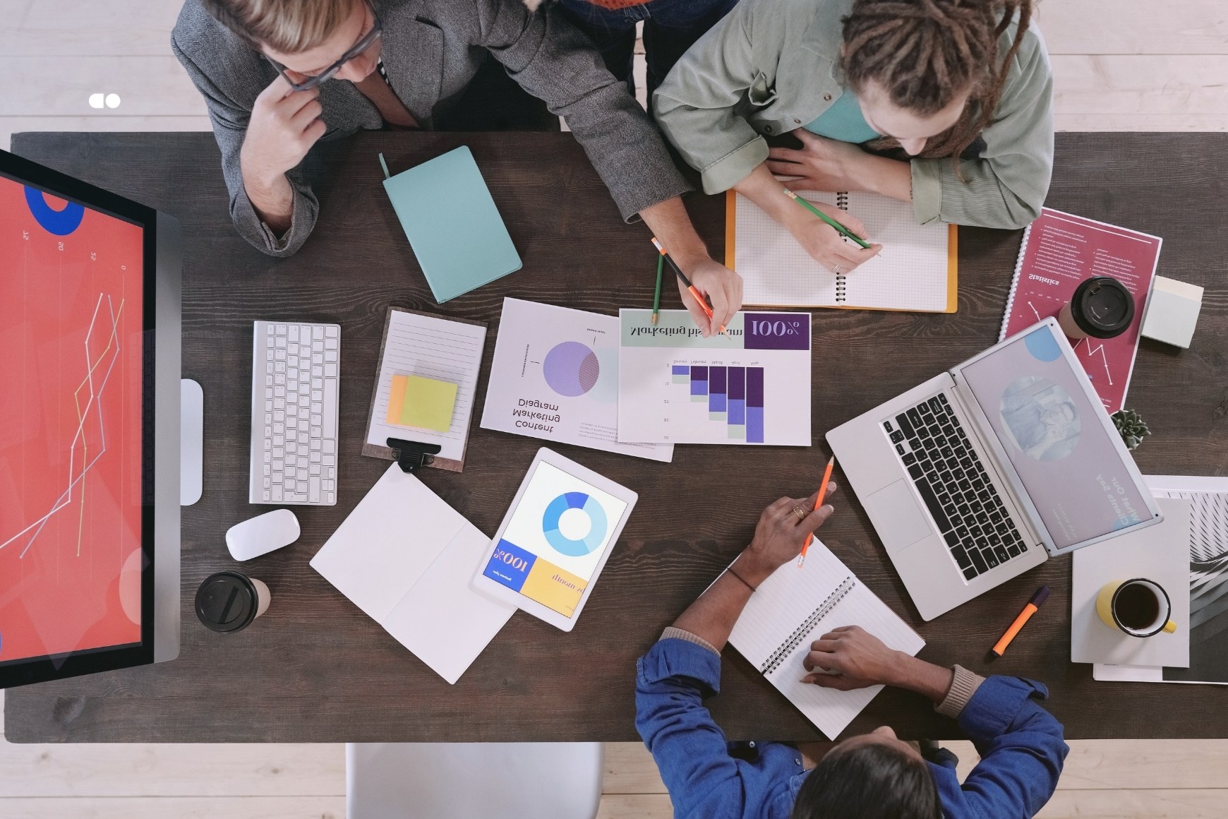 Equipo trabajando sobre gráficos y documentos