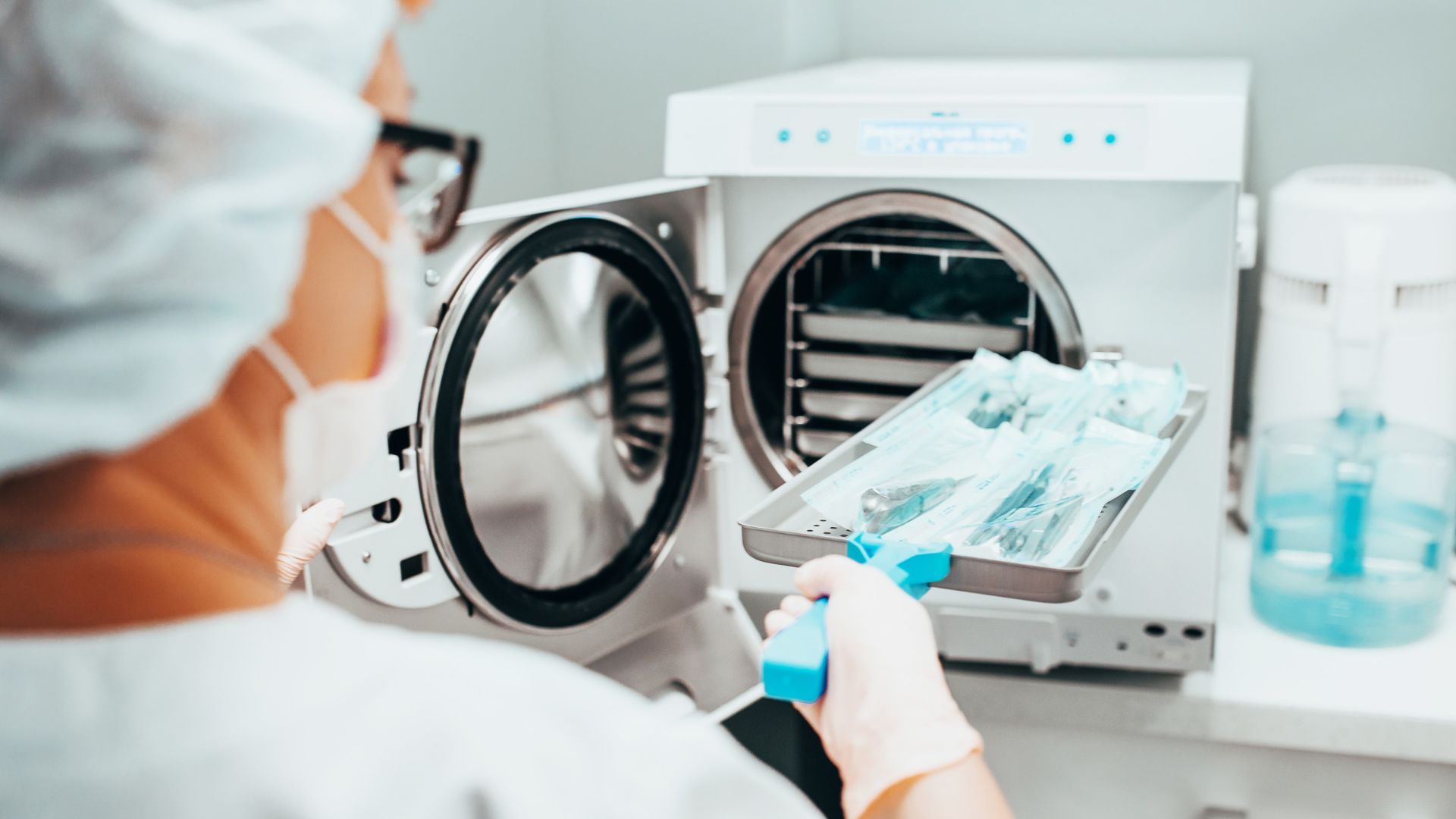 Profesional cargando instrumental en un autoclave